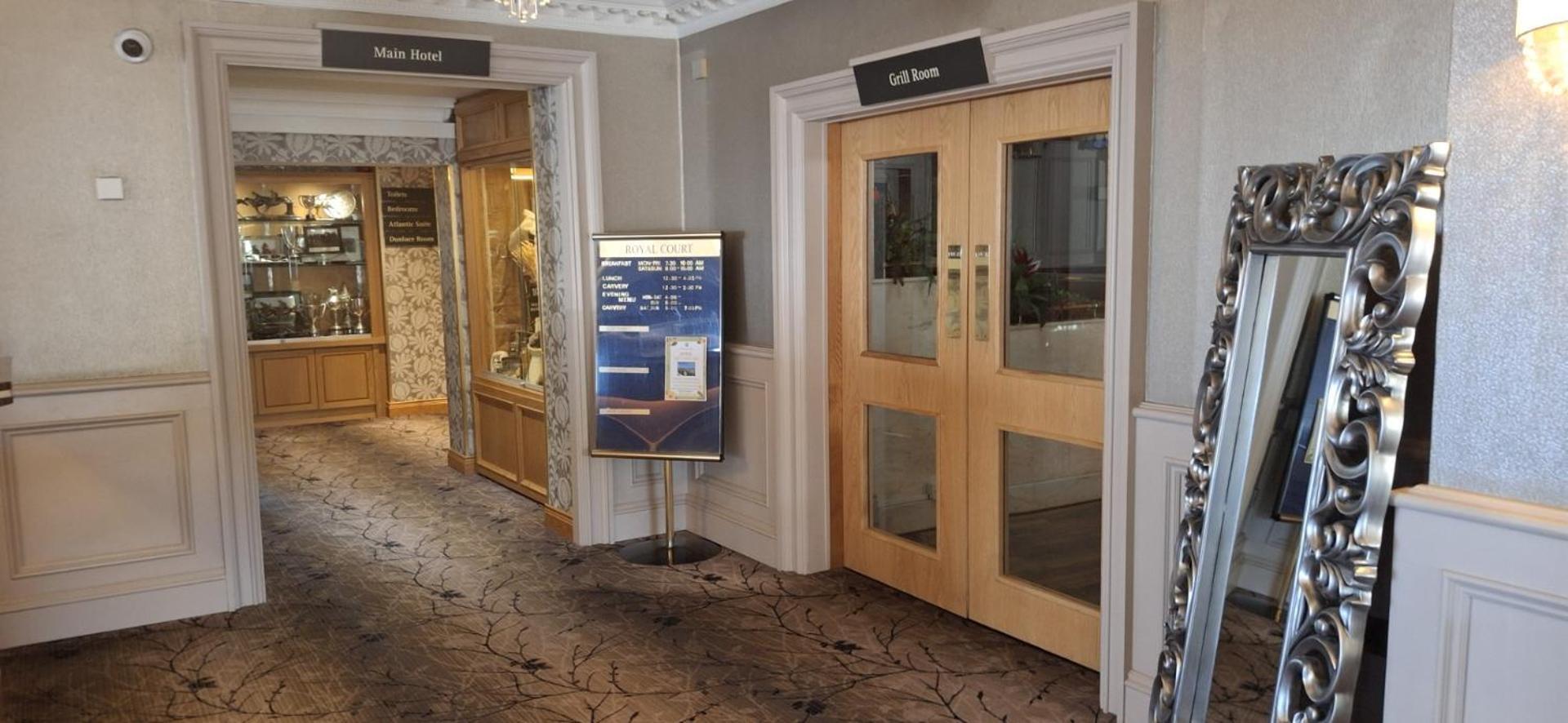 Royal Court Hotel بورتراش المظهر الخارجي الصورة